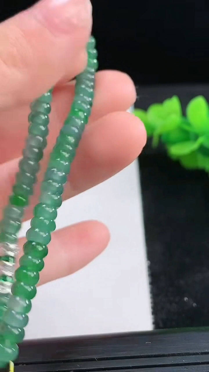天然A货翡翠算盘珠手串尺寸4.8-2.6重量:9.47g3月25日
工厂直销收藏佳品,种好水足，色泽均匀，有种有色，上手高大气！