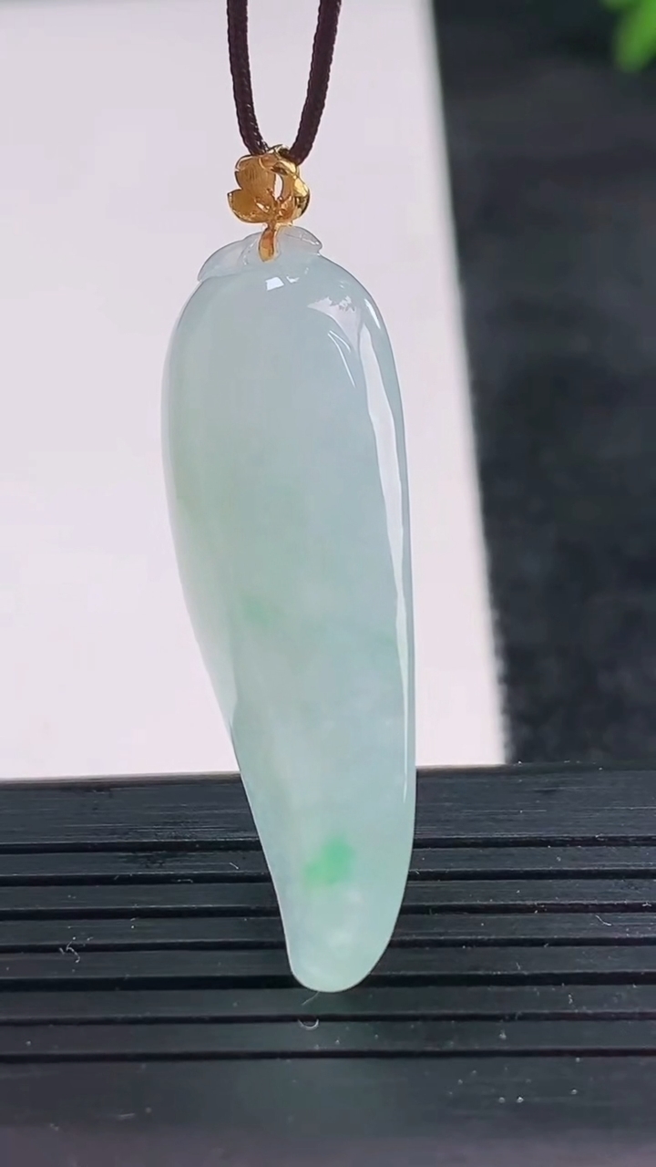 天然A货翡翠福瓜吊坠尺寸37.7-13.9-6.4重量:6.41g
3月25日