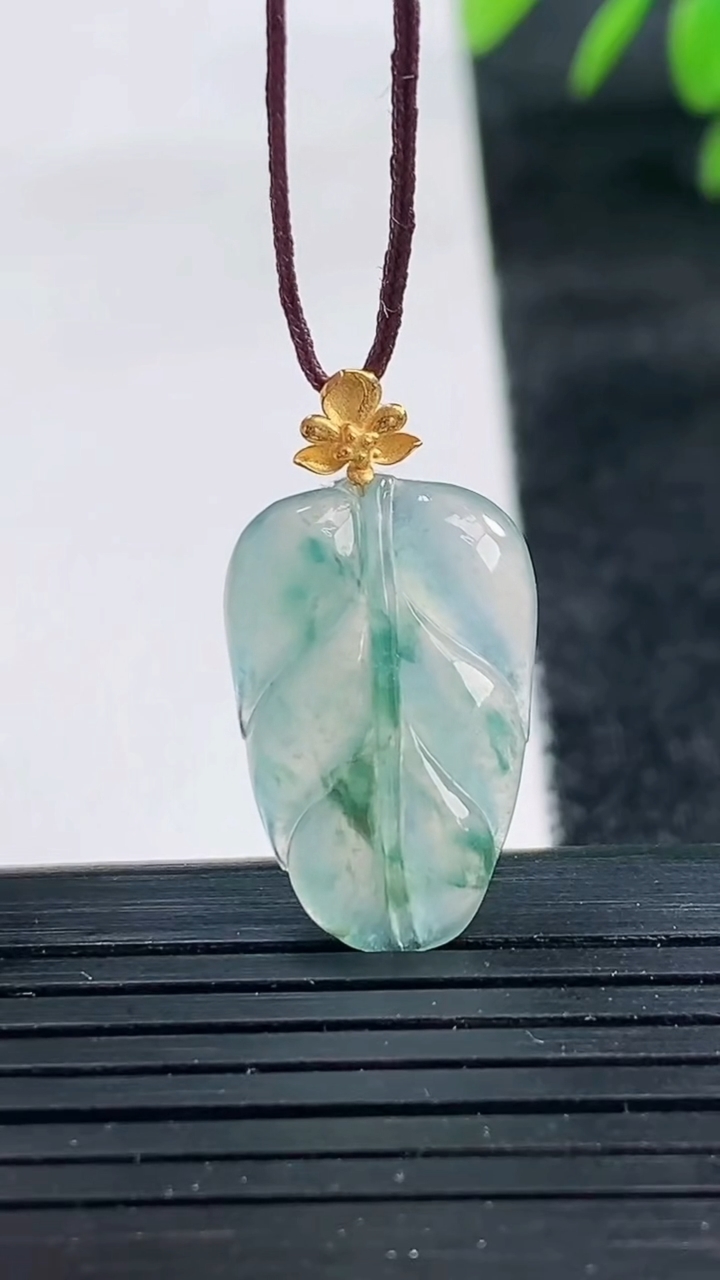 天然A货翡翠种飘花金枝玉叶 叶子吊坠尺寸20.8-13.2-3.8重量:1.87g
3月25日