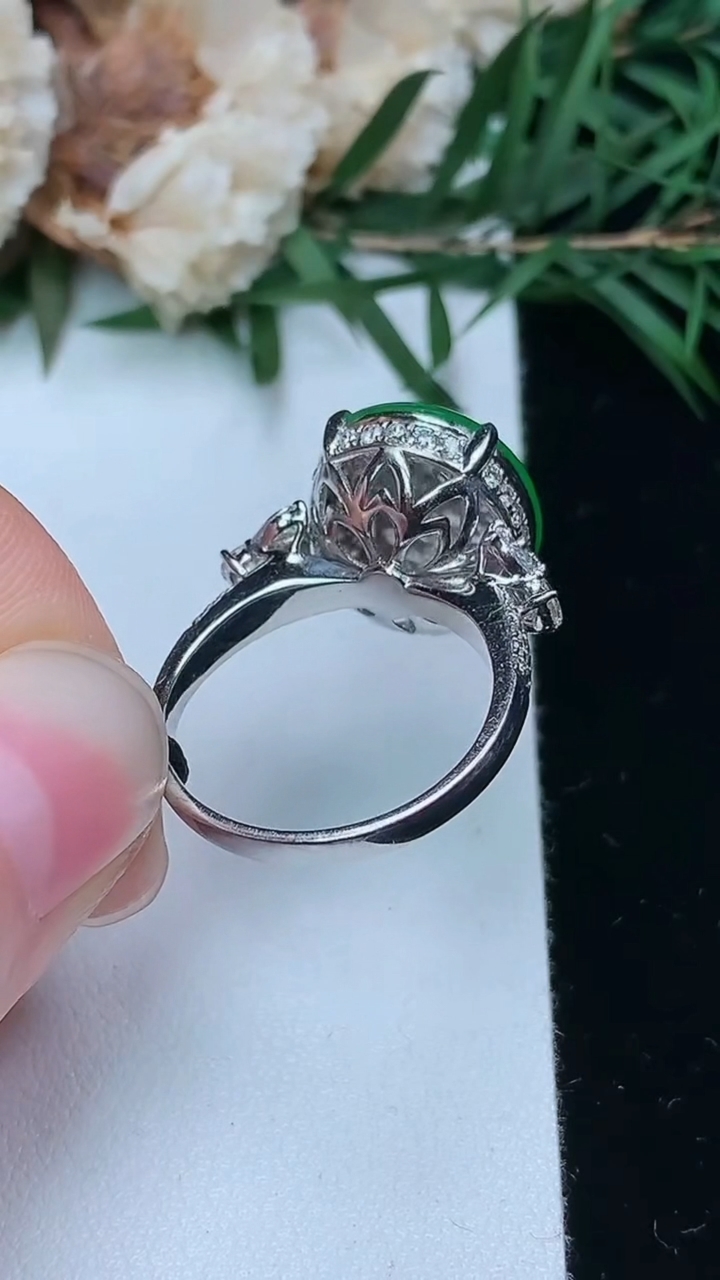 天然A货翡翠蛋面戒指，尺寸17.2-14.5-13，重量:6.00g
3月25日