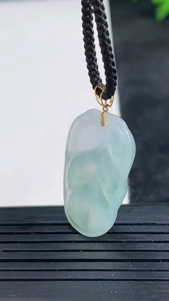 天然A货翡翠18K金飘花金枝玉叶 叶子吊坠尺寸25.1-15.1-5.1重量:3.74g
3月25日