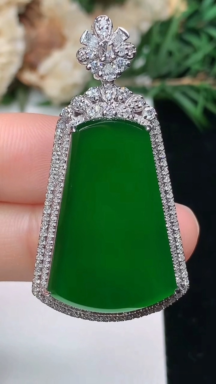 天然A货翡翠无事牌吊坠，尺寸41.9-22.2-9.8，裸石26.3-16.8，重量:10.79g
