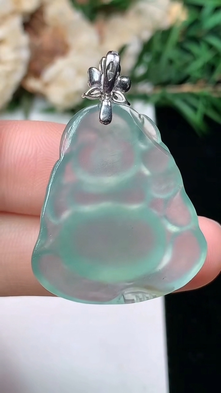 天然A货翡翠逍遥佛吊坠，尺寸26-23-7，重量:6.24g
3月25日