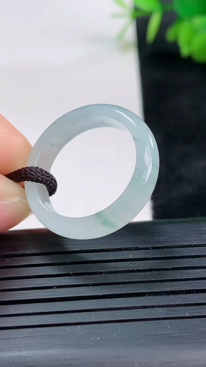 天然A货翡翠飘花指环戒指尺寸19.4-5.2-2.9重量:3.29g2026年3月25日
工厂直销收藏佳品,种好水足，色泽均匀，有种有色，上手高大气！