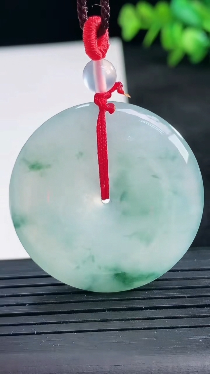 天然A货翡翠冰种飘花平安扣吊坠尺寸36.6-6重量:17.65g
3月25日