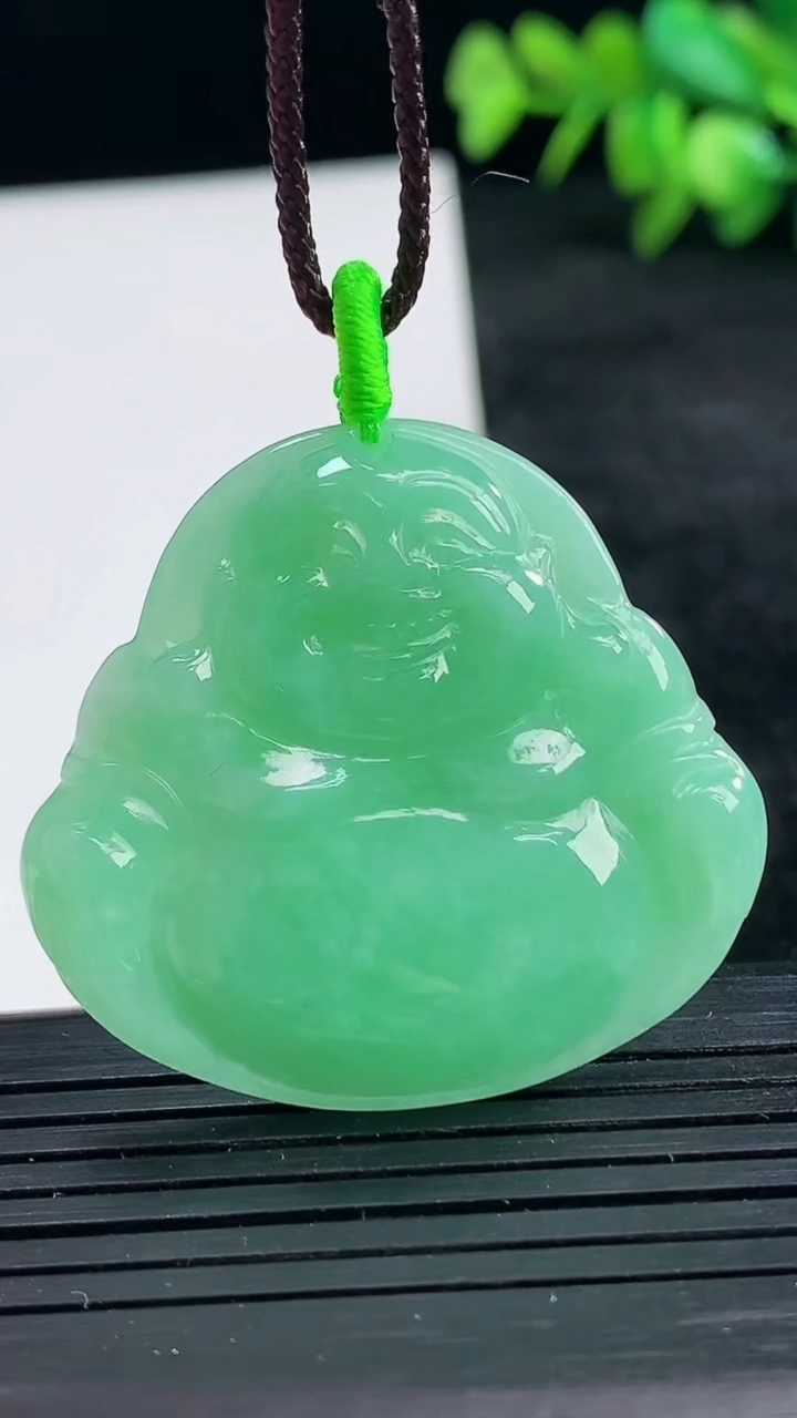 天然A货翡翠佛公吊坠尺寸35.1-38-5.7重量:13.05g
3月25日