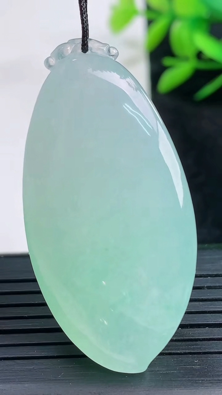 天然A货翡翠福瓜吊坠尺寸46.9-23.1-12.3重量:23.00g
3月25日