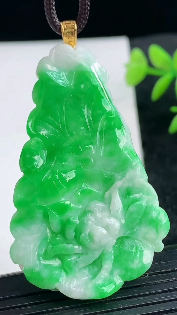 天然A货翡翠和和美美 荷花吊坠尺寸53.4-33-8.7重量:21.47g
3月25日