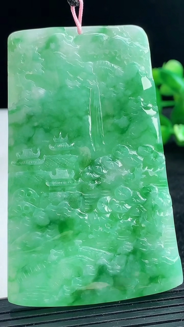 天然A货翡翠山水牌吊坠尺寸69.1-43.5-5.1重量:40.34g
3月25日