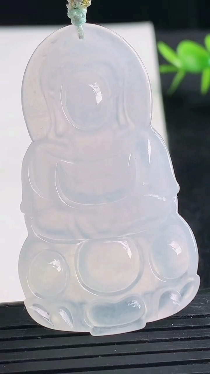 天然A货翡翠观音菩萨吊坠尺寸53.8-30.8-4.3重量:15.48g
3月25日