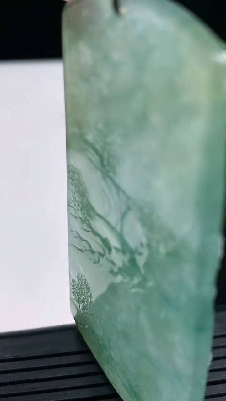 天然A货翡翠山水牌吊坠尺寸68.5-40-7.1重量:42.73g
3月25日