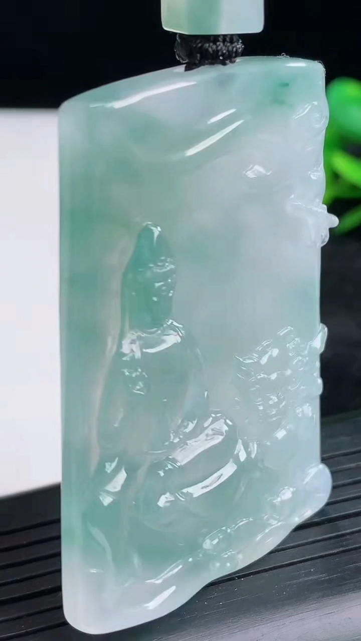 天然A货翡翠种飘花文殊菩萨吊坠尺寸58.2-37.8-5.4重量:35.32g
3月25日