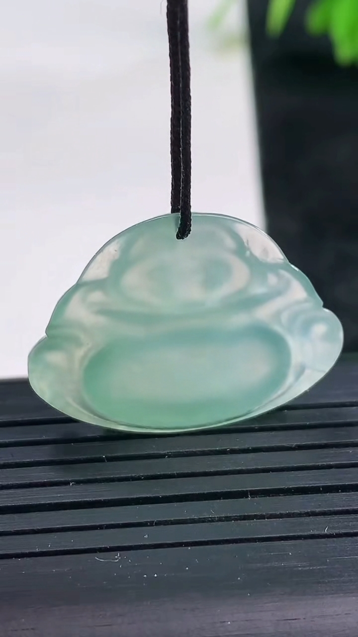 天然A货翡翠佛公吊坠，尺寸20.9-27.8-5.1重量:4.53g
3月25日