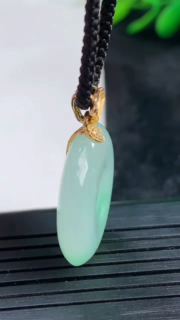 天然A货翡翠平安扣吊坠尺寸22.4-5.3重量:6.39g
3月25日