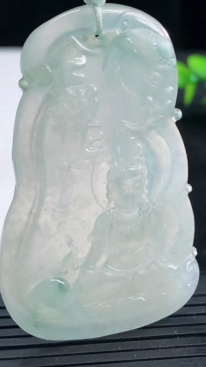 天然A货翡翠冰种飘花普贤菩萨吊坠尺寸59.7-37.8-4.3重量:19.32g
3月25日