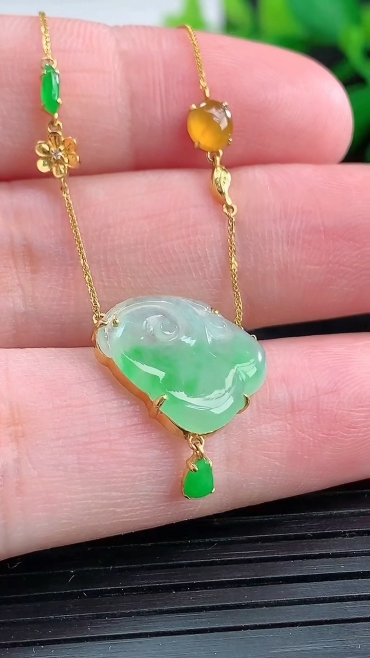 天然A货翡翠如意头吊坠尺寸14.1-16.7-3.1重量:2.65g
3月25日