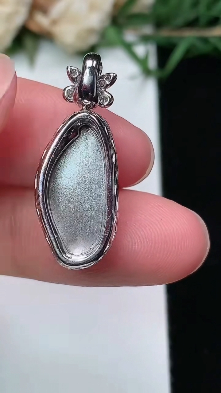 天然A货翡翠福瓜吊坠，尺寸25.6-9.8-8.8，裸石16-7.3，重量:3.14g
3月25日