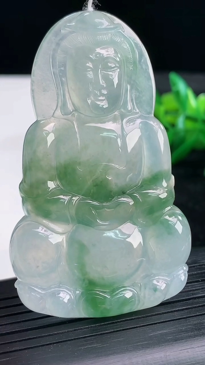 天然A货翡翠观音菩萨吊坠尺寸66.6-40.6-5.4重量:27.19g
3月25日