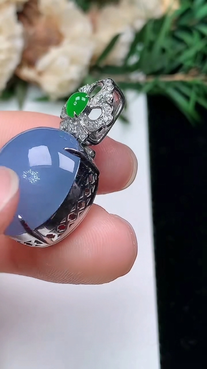 天然A货翡翠k金紫罗兰蛋面吊坠，尺寸17.2-16.8-14.3，重量:10.33g
3月25日