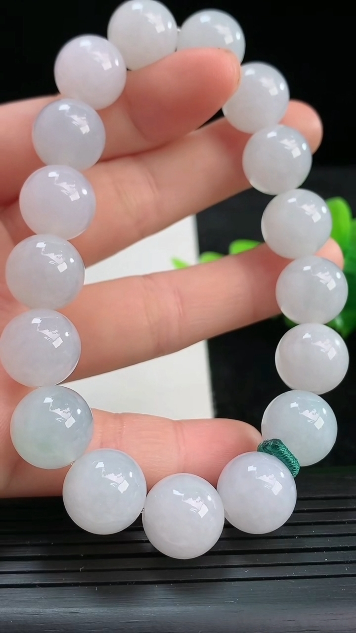 天然A货翡翠圆珠手串尺寸11.9-17颗重量:53.78g3月25日
工厂直销收藏佳品,种好水足，色泽均匀，有种有色，上手高大气！