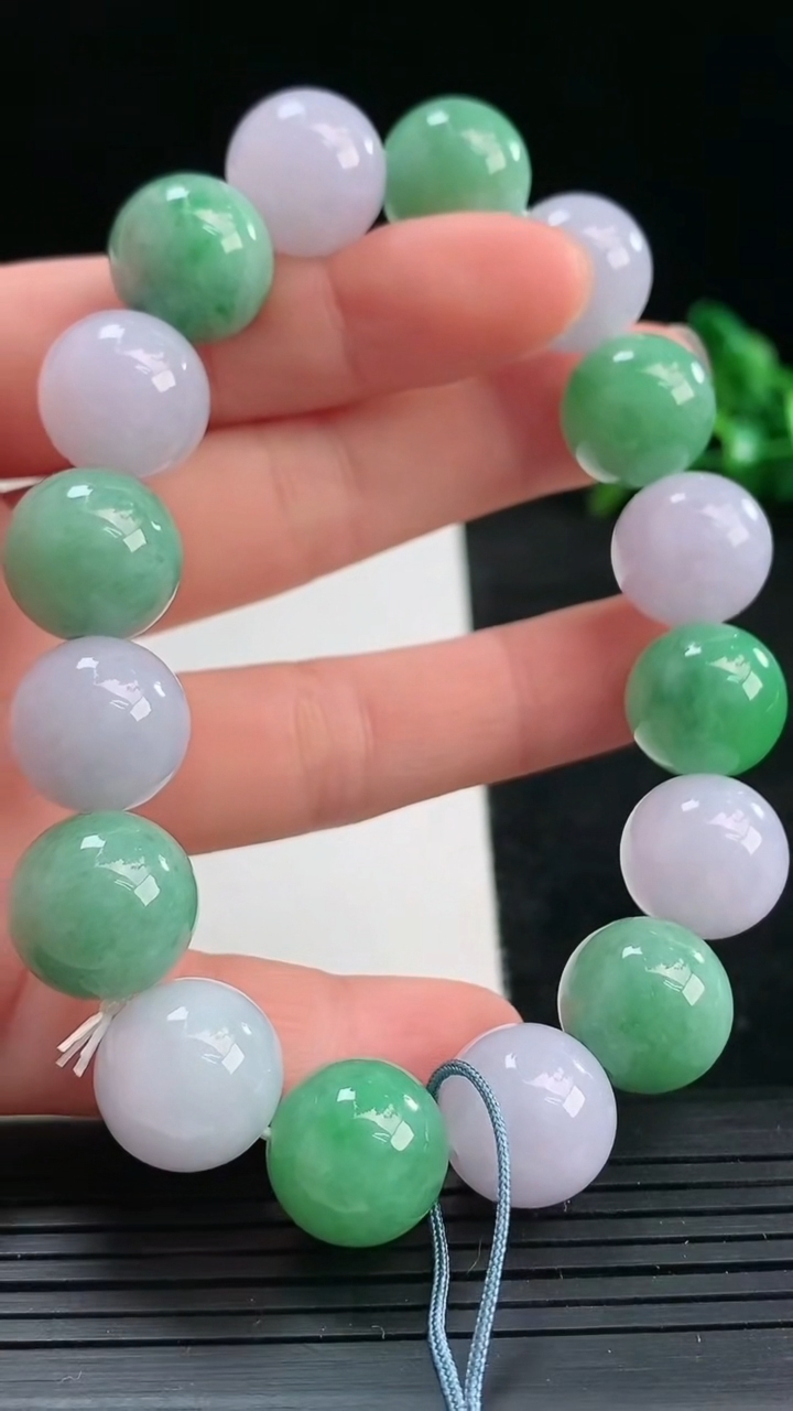 天然A货翡翠圆珠手串尺寸12.9-16颗重量:63.97g3月25日
工厂直销收藏佳品,种好水足，色泽均匀，有种有色，上手高大气！