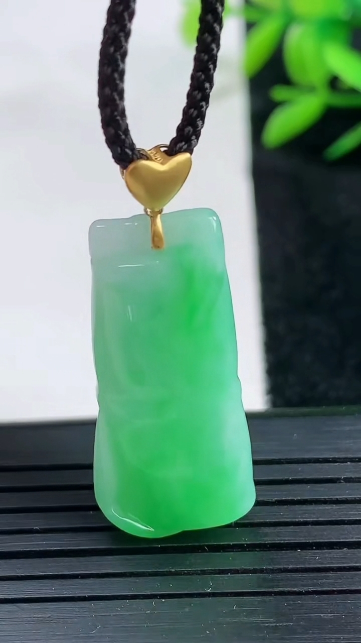 天然A货翡翠节节高升 竹节吊坠尺寸30.3-13.8-5.8重量:5.93g
3月25日