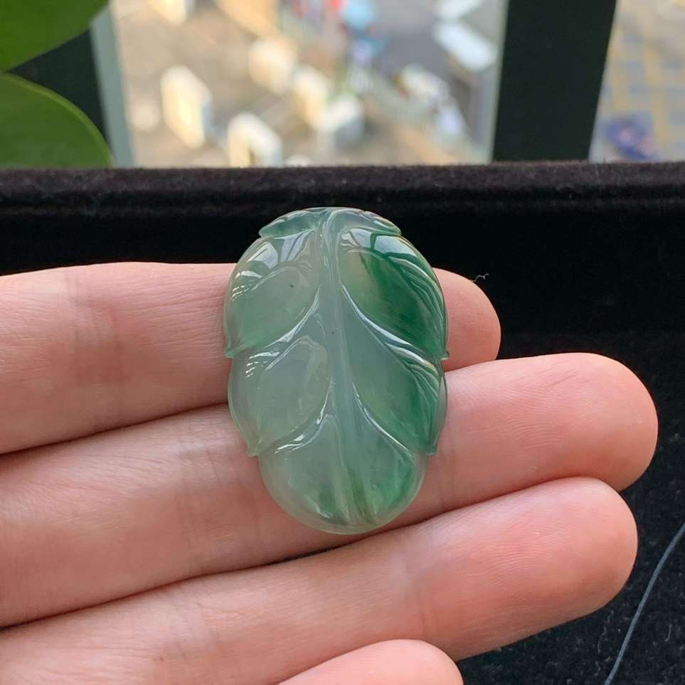 A货天然翡翠冰种飘绿叶子吊坠重量9.50
3月25日