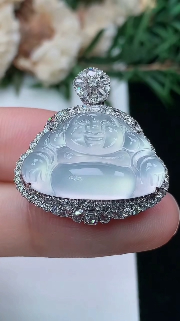 天然A货翡翠白冰佛公吊坠，尺寸26.2-25-11.2，裸石13.7-22.3，重量:6.26g
3