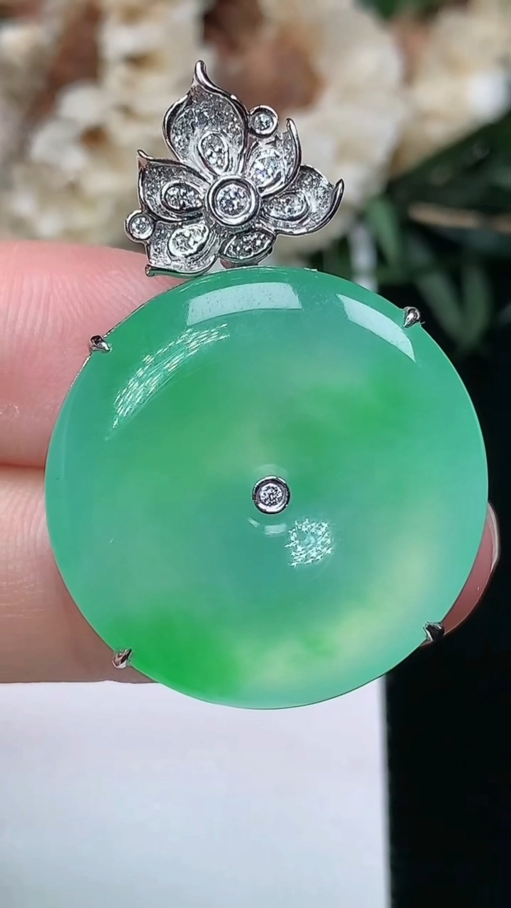 天然A货翡翠平安扣吊坠，尺寸24-7.5，重量:9.88g
3月25日