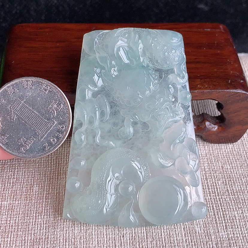 天然A货翡翠晴水龙牌吊坠 
尺寸61.4-42-6.2mm 重量30.96g 0324