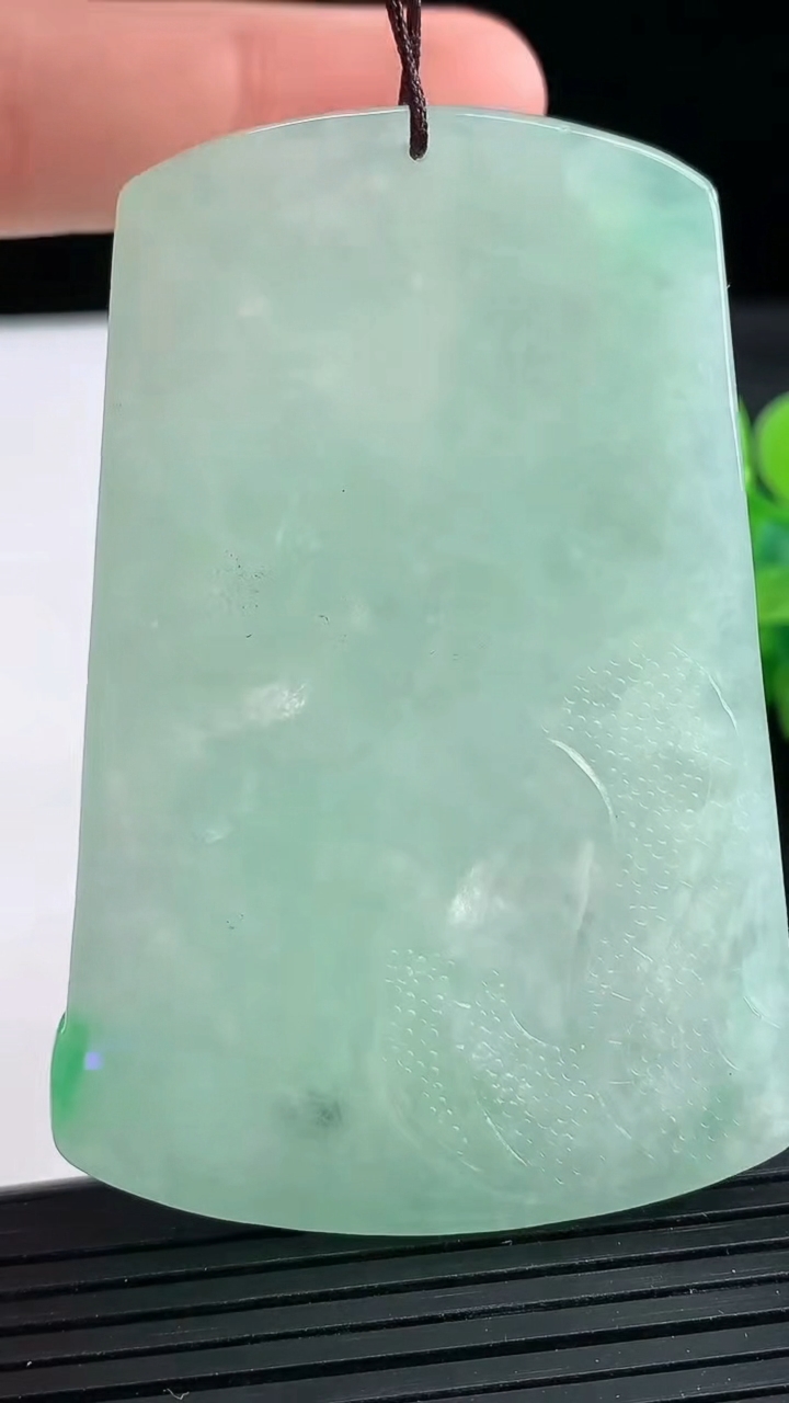 天然A货翡翠御龙不动明王吊坠尺寸65-44.2-4.7重量:34.67g
3月25日