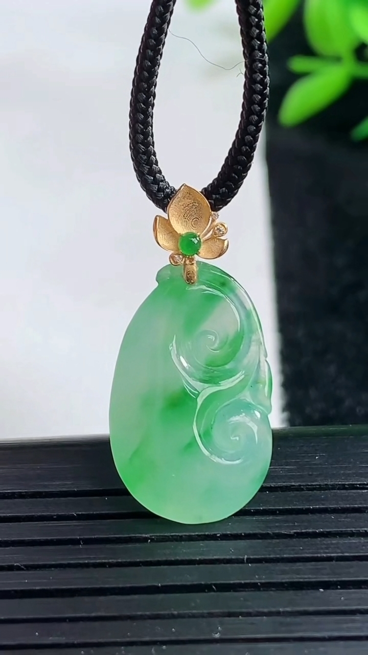 天然A货翡翠如意吊坠尺寸22-13-5.8重量:2.75g
3月25日