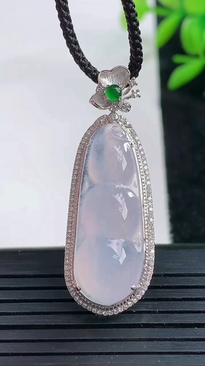 天然A货翡翠种白冰福豆吊坠尺寸37.7-13.9-8.8裸石27.5-10.3重量:4.34g
3月