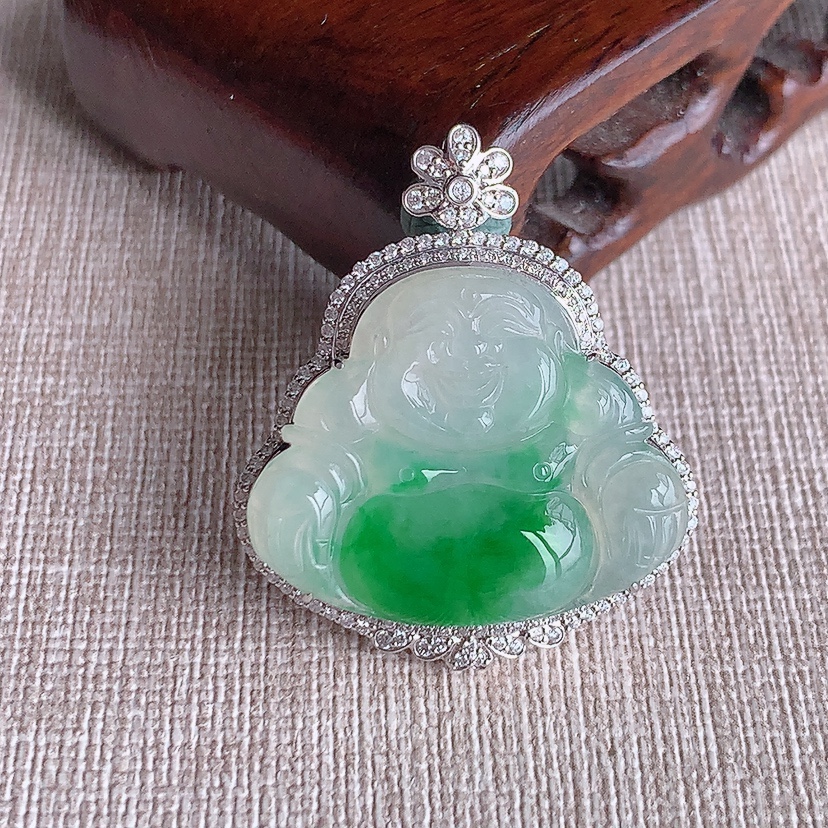 天然A货翡翠18K金伴钻镶嵌飘阳绿佛公吊坠 
尺寸35-29.8-10.2裸石22.5-27.4mm 重量10.20g 0324