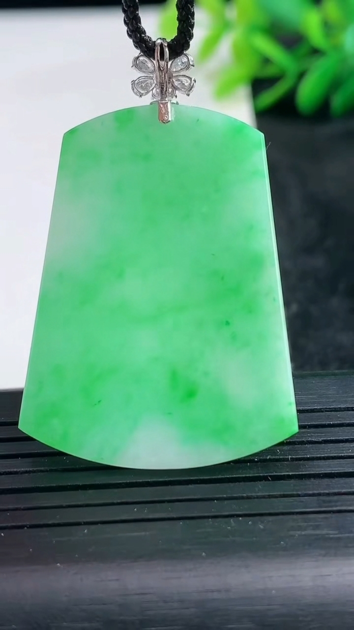 天然A货翡翠无事牌吊坠尺寸39-29.3-2.6重量:9.02g
3月25日