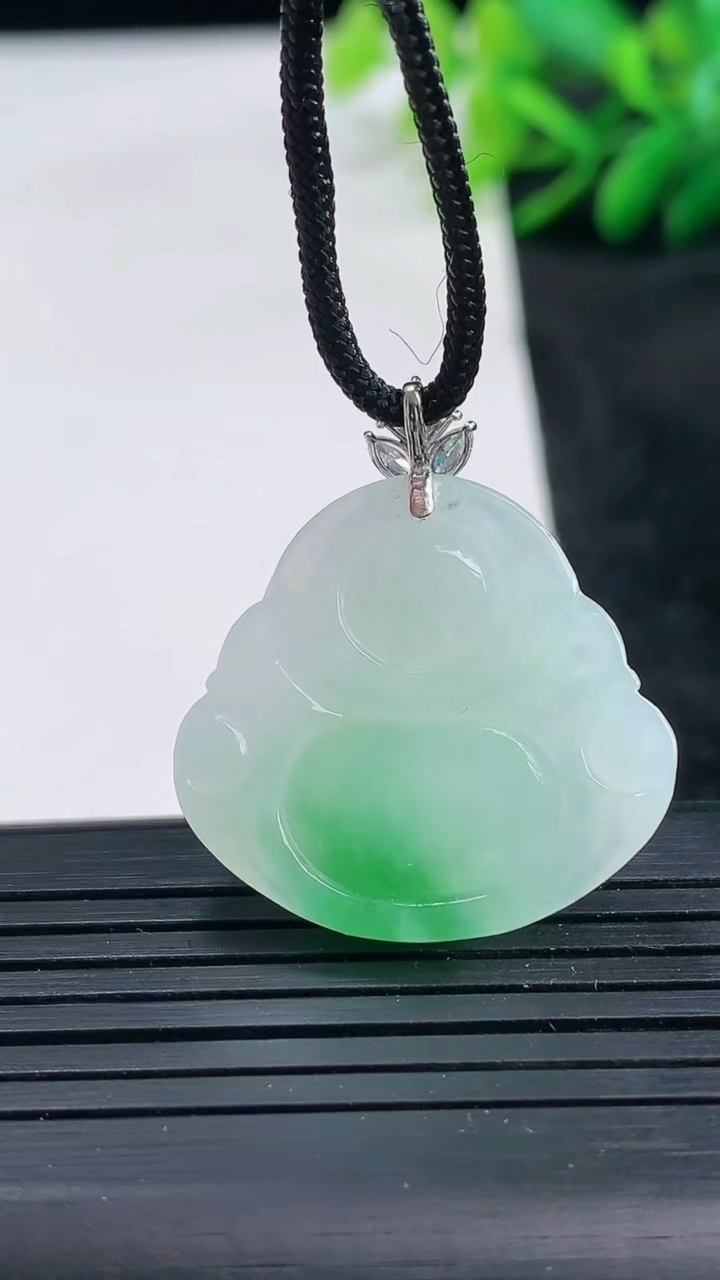 天然A货翡翠佛公吊坠尺寸24.5-26.1-5.9重量:6.20g
3月25日