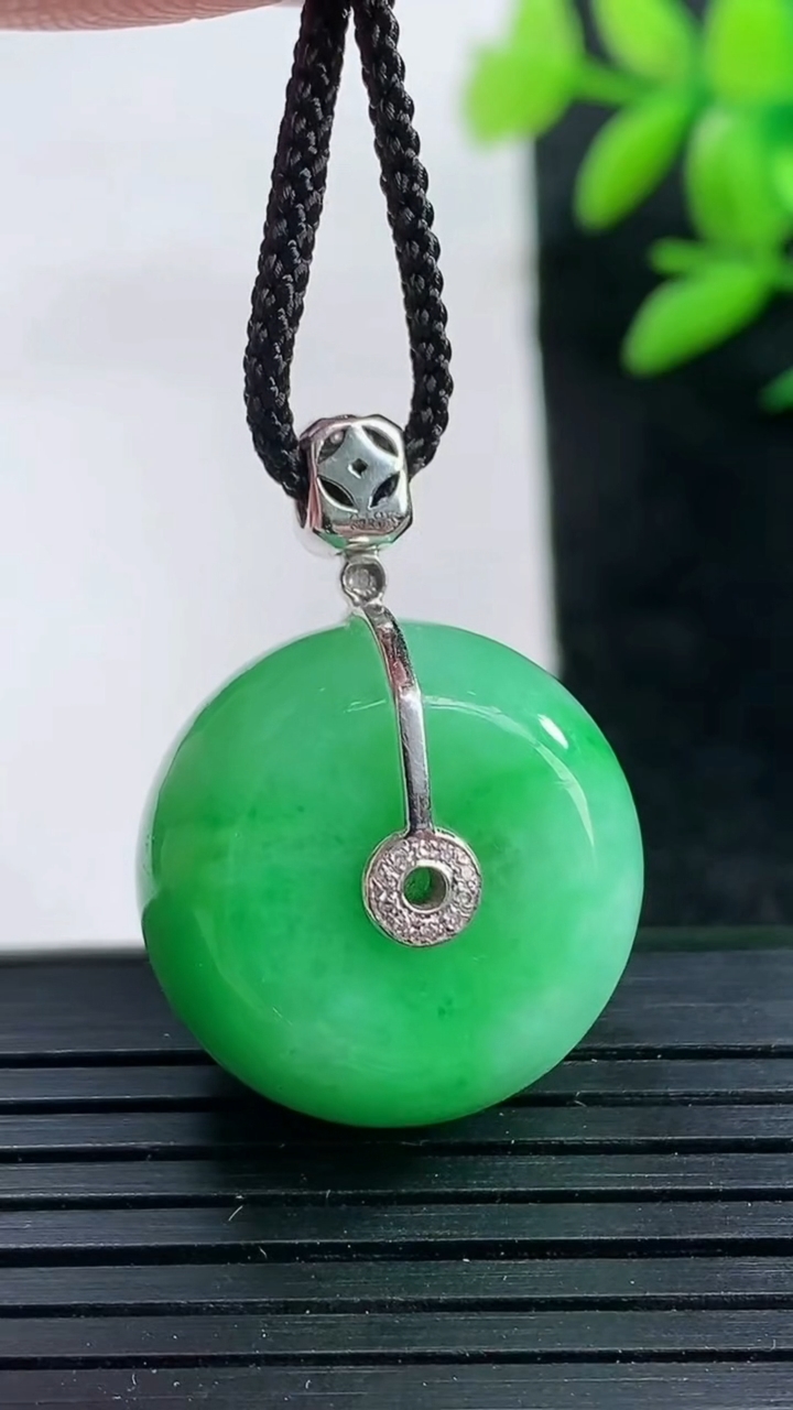 天然A货翡翠路路通吊坠尺寸20.7-13重量:13.42g
3月25日