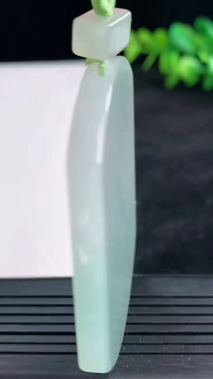 天然A货翡翠无事牌吊坠尺寸56.2-42.1-5.4重量:37.85g
3月25日