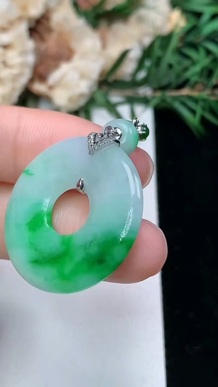 天然A货翡翠平安环吊坠，尺寸26.2-3.6，重量:5.58g
3月25日