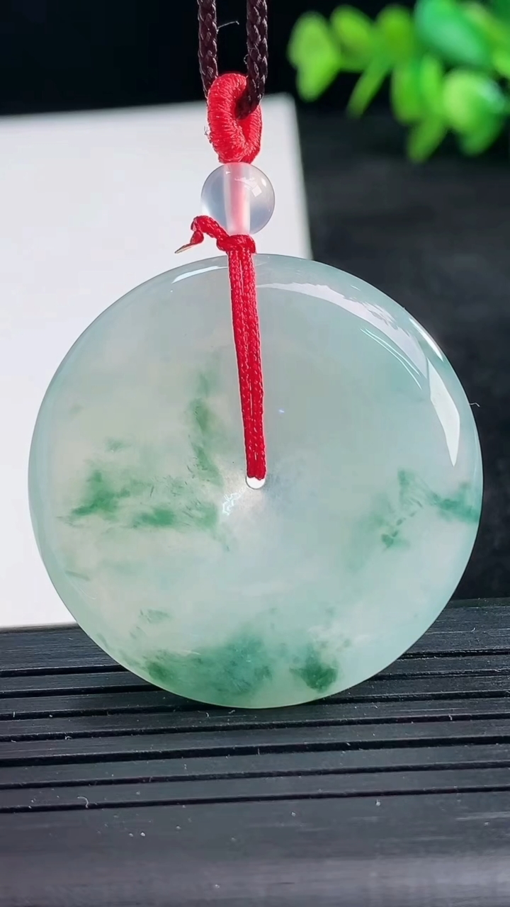 天然A货翡翠冰种飘花平安扣吊坠尺寸36.6-6重量:17.65g
3月25日