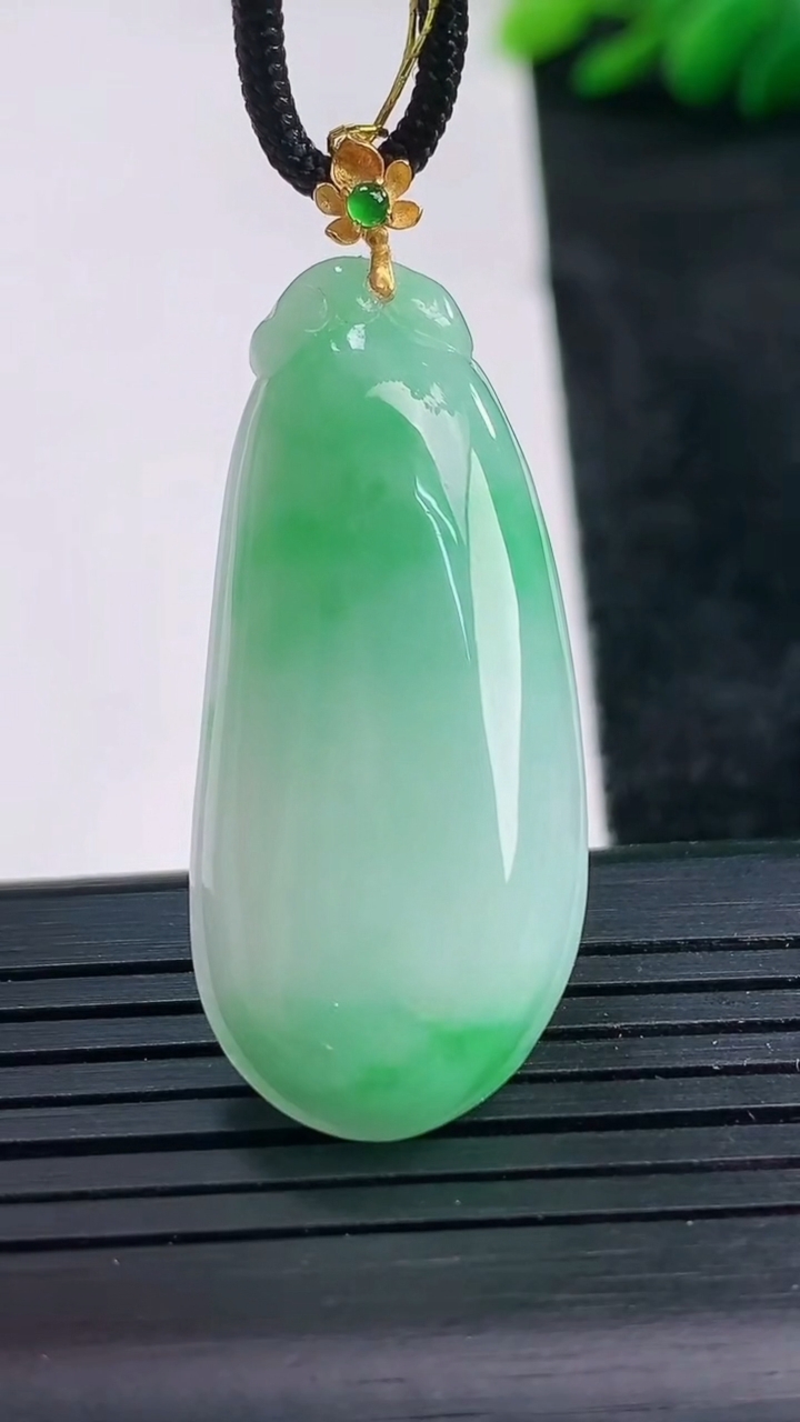 天然A货翡翠福瓜吊坠尺寸38.4-17.2-5.8重量:7.81g
3月25日