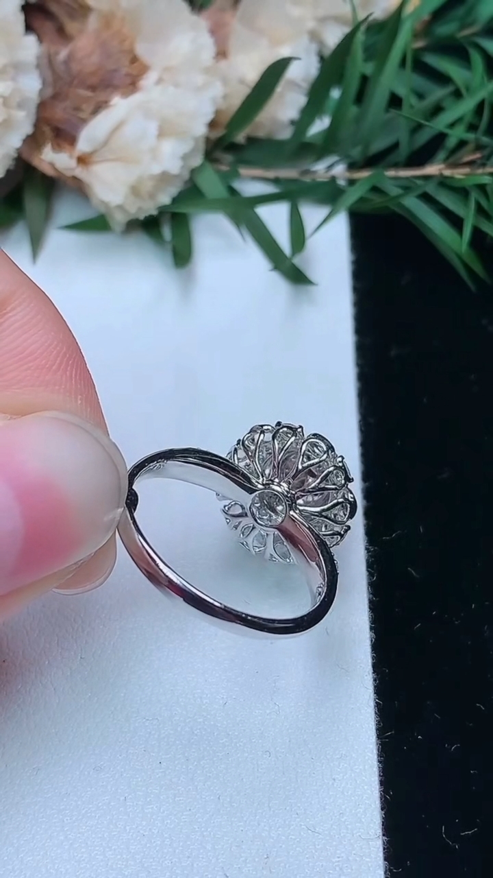 天然A货翡翠紫罗兰蛋面戒指，尺寸17-6.4，重量:3.04g2026年3月25日
工厂直销收藏佳品,种好水足，色泽均匀，有种有色，上手高大气！