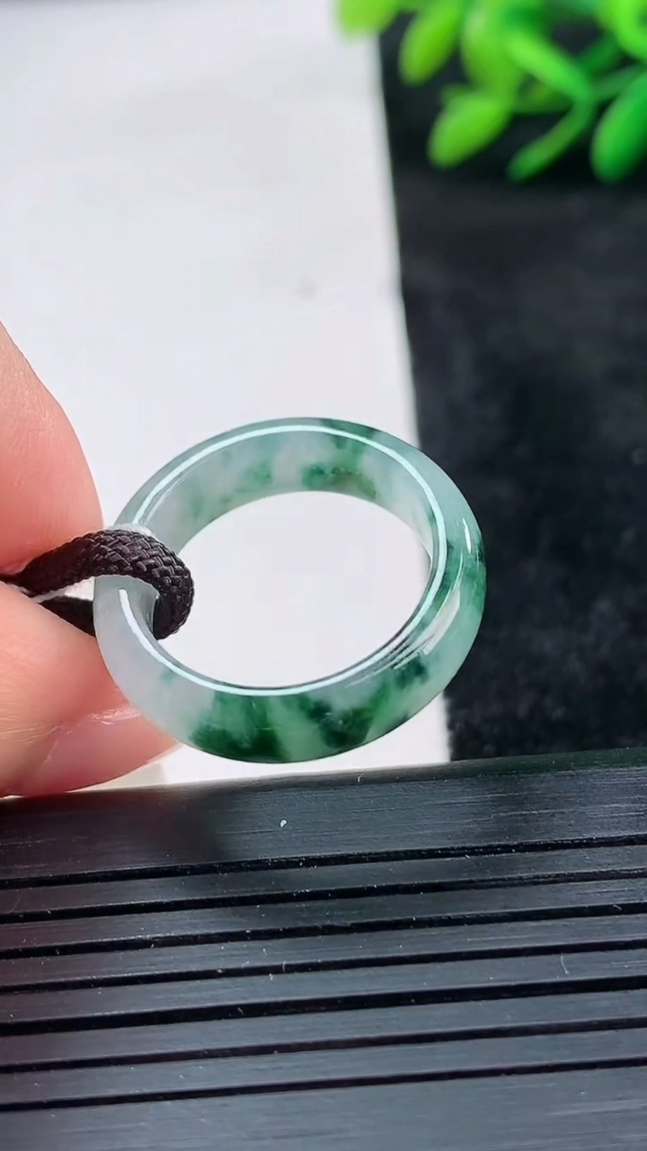 天然A货翡翠飘花指环戒指尺寸18.1-5.5-3.1重量:3.48g2026年3月25日
工厂直销收藏佳品,种好水足，色泽均匀，有种有色，上手高大气！