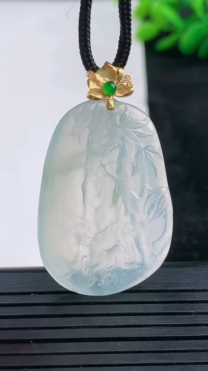 天然A货翡翠梅花鹿吊坠尺寸35.3-24.6-3.6重量:7.58g
3月25日