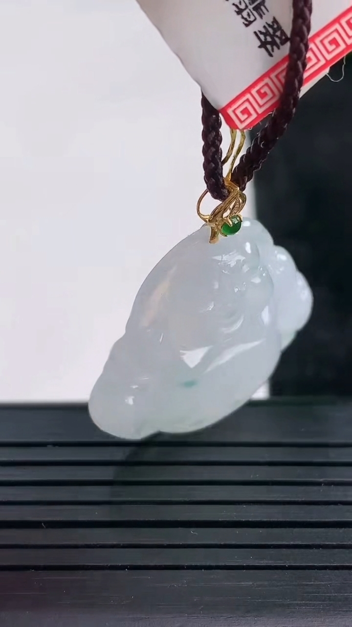 天然A货翡翠18K金飘花佛公吊坠尺寸26.2-28.2-5.8重量:6.92g
3月25日