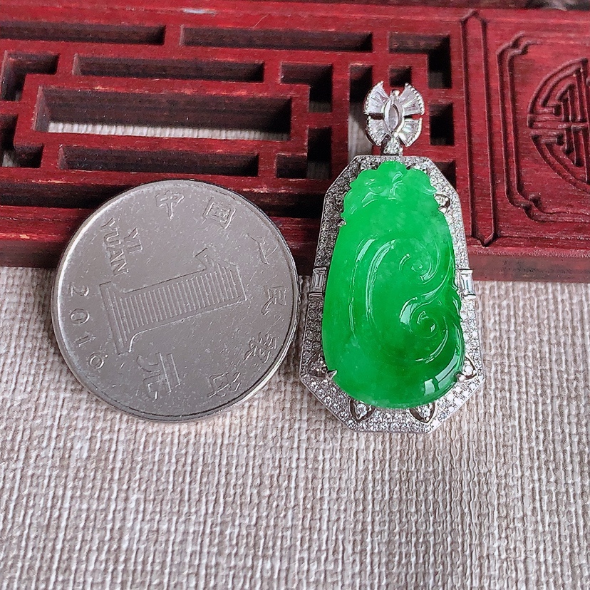 天然A货翡翠18K金伴钻镶嵌阳绿如意吊坠 
尺寸35.2-17.8-7.6裸石24.3-13.3mm 重量5.73g 0324