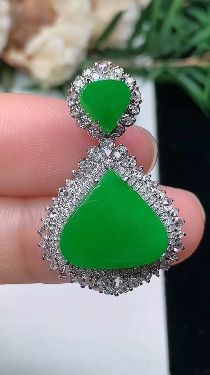 天然A货翡翠水滴吊坠，尺寸29.5-18.9-9.5，裸石12-13.3，重量:5.00g
3月25