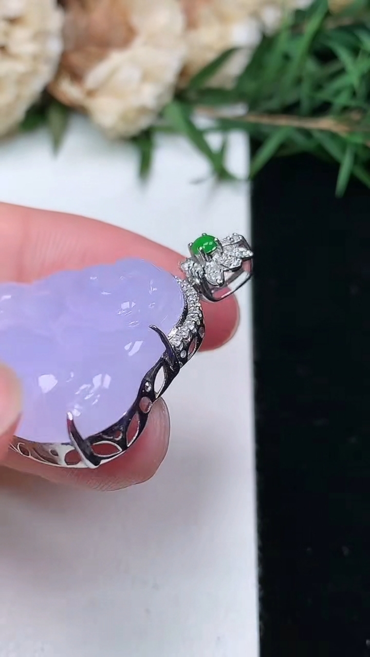 天然A货翡翠k金紫罗兰佛公吊坠，尺寸22-29.4-7.7，重量:8.52g
3月25日