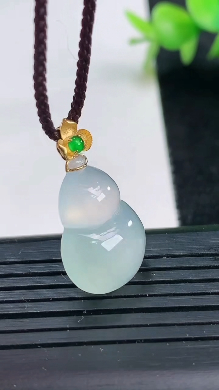 天然A货翡翠种白冰葫芦吊坠尺寸20.8-15.4-5重量:2.85g
3月25日