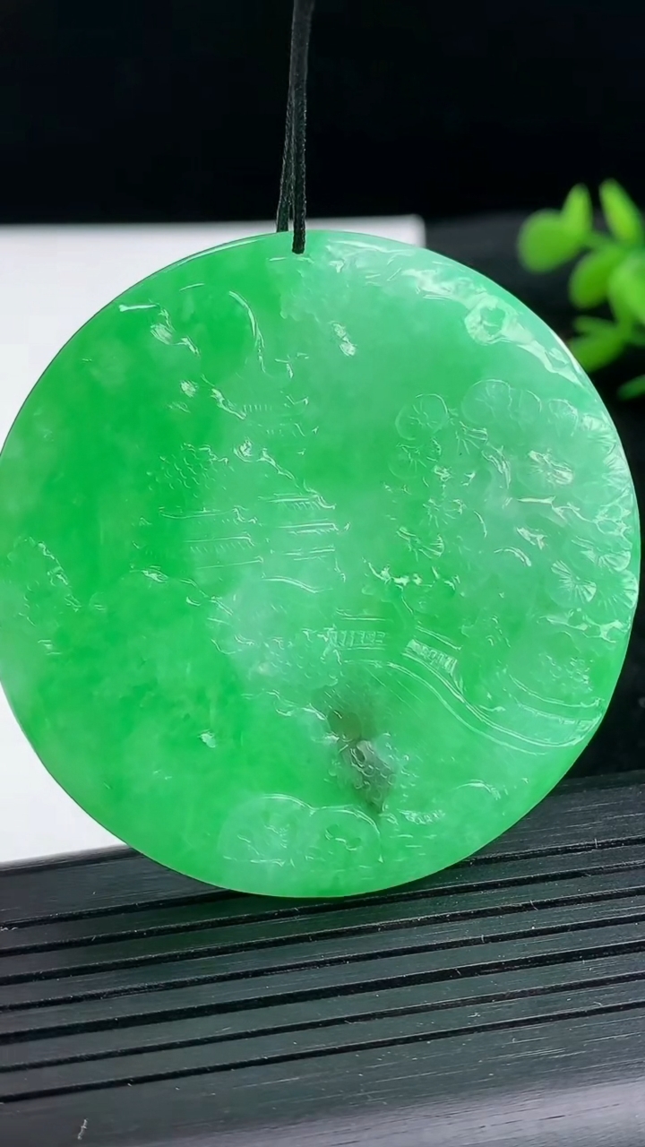 天然A货翡翠山水牌吊坠尺寸51.2-5.7重量:33.79g
3月25日